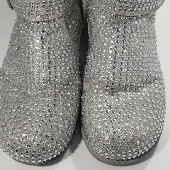 Bringing the bling! Shiekh knee length fur-lined boots and True Religion tee. - Picture 3 of 16